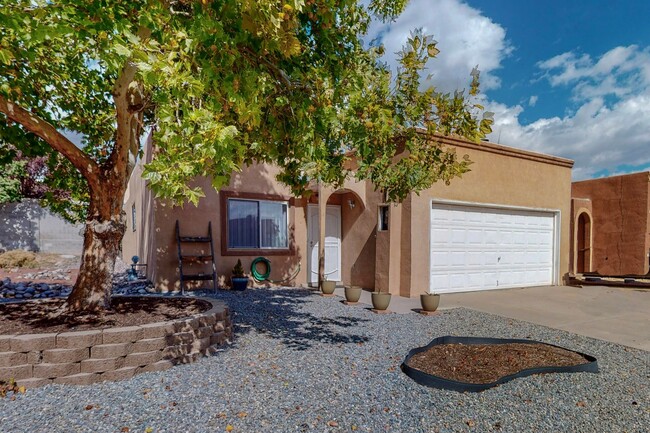 Building Photo - UNSER/LADERA 3 Bedroom  2 Bath  2 car gara...
