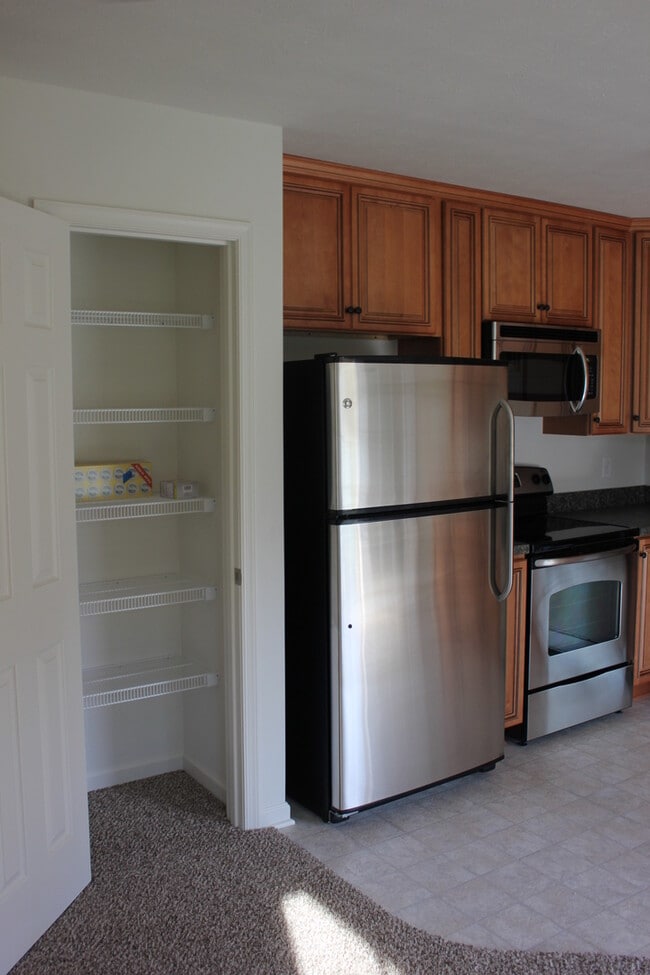 Building Photo - Second Floor One Bedroom Garden Apartment