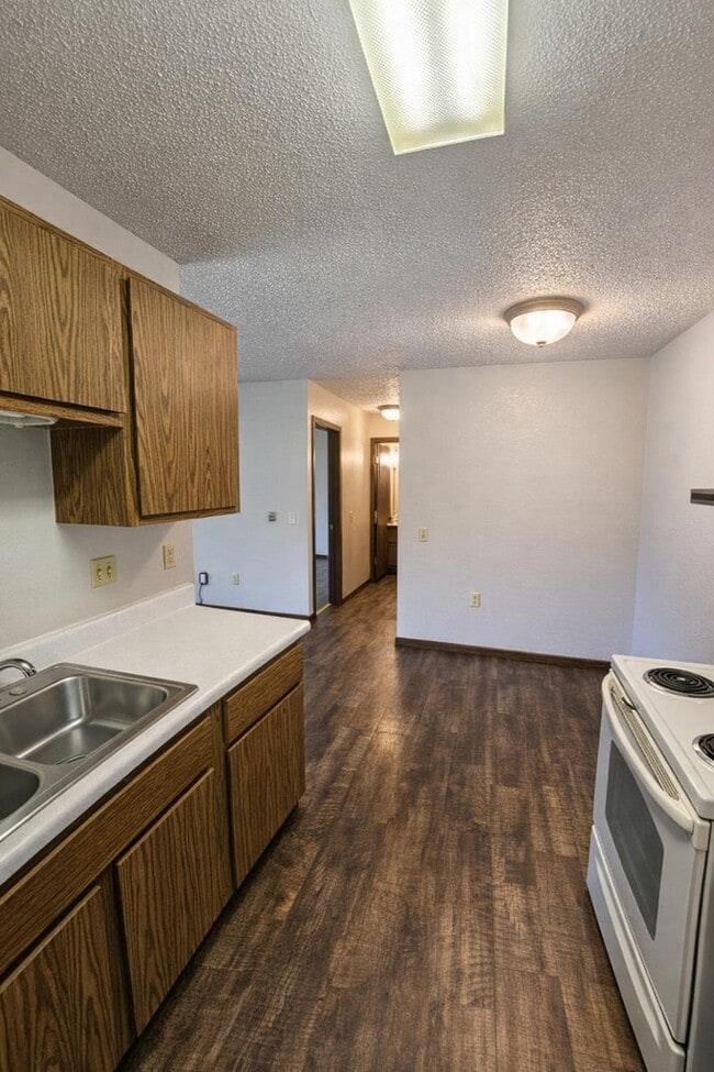 Building Photo - 551 Lakeview Rd