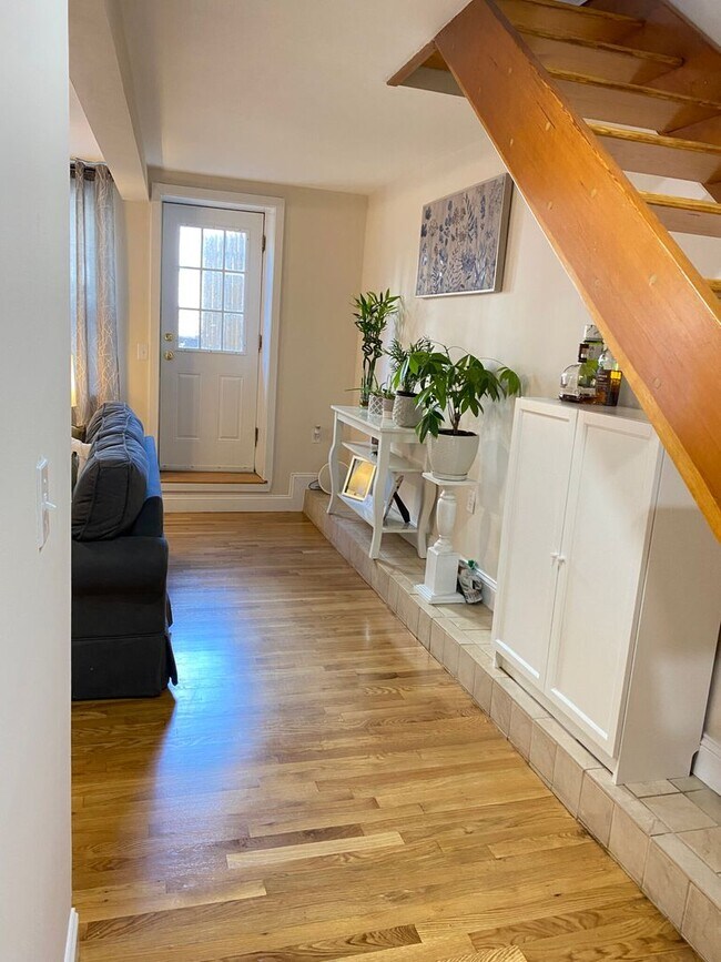 Building Photo - Absolutely Gorgeous 2 Bed In A Prime Locat...