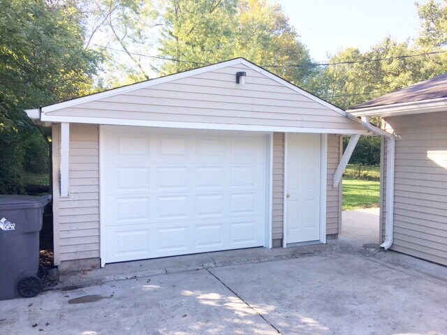 Building Photo - GORGEOUS EAST SIDE 3 BR/1.5 BA STONE RANCH AVAILABLE NOW!