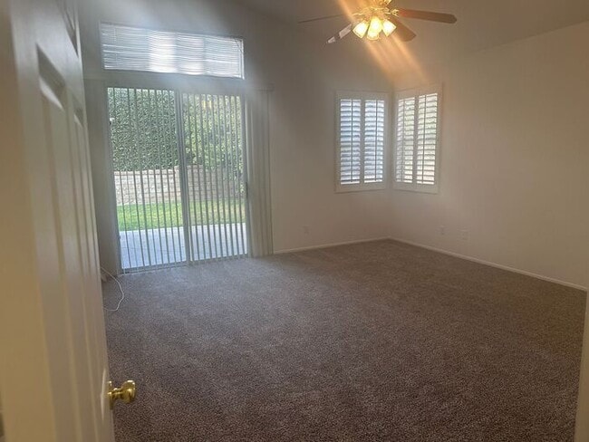 Building Photo - Spacious 3 + 2.5 Caynon Crest Home