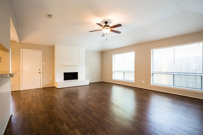 Foto del edificio - 7311 Skybright Ln