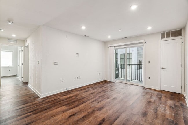 Interior Photo - Graduate Pointe