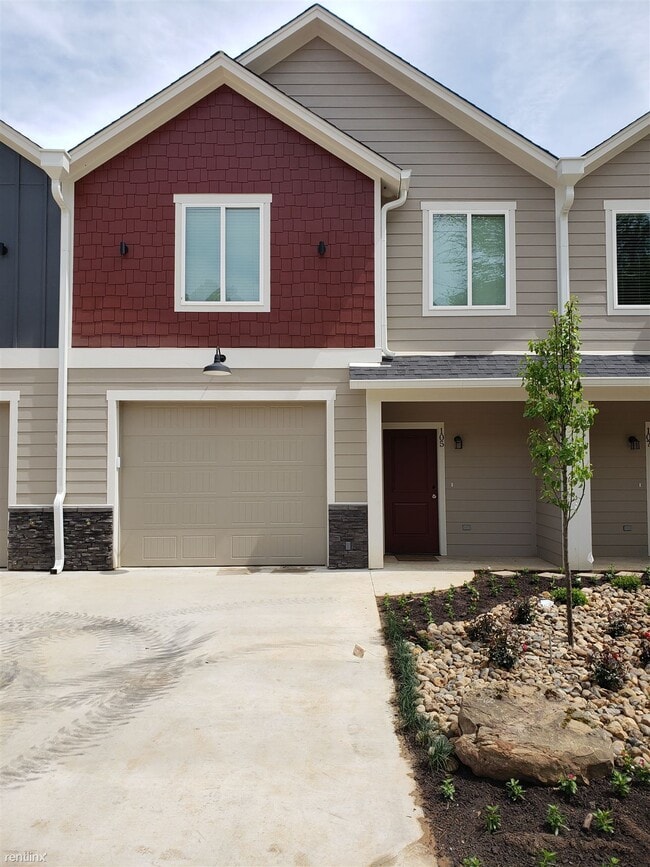 Building Photo - 3 br, 2.5 bath Townhome - 101 Corine St 105
