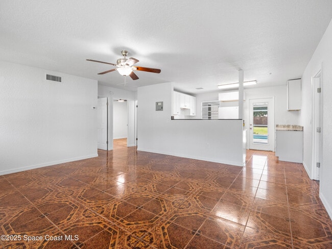 Building Photo - 2033 Robinhood Dr