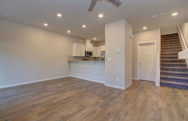 Building Photo - Immaculate Ridgefield Townhome