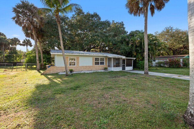 Building Photo - Beautifully renovated home 3 bedroom 1 1/2 bathroom in Fort Myers