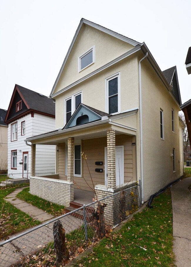 Foto del edificio - 792 Edmund Ave