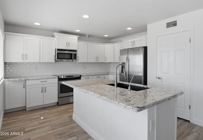 Building Photo - 5201 E Fellars Dr