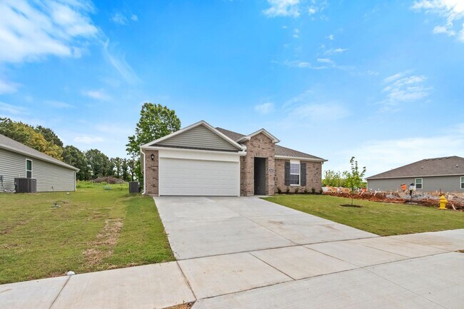 Building Photo - Like new Home!