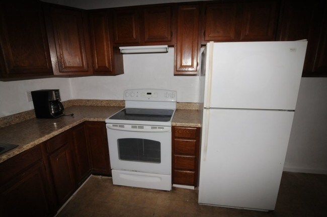 Building Photo - 3 bdrm 2 bth duplex