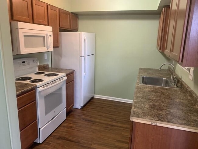 Building Photo - 2 Bedroom 1.5 Bathrooms