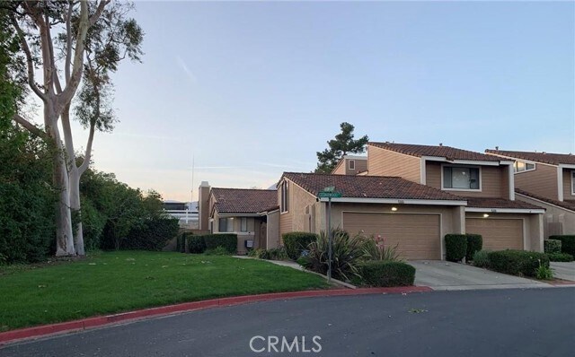 Foto del edificio - 8402 Cedarwood Ln