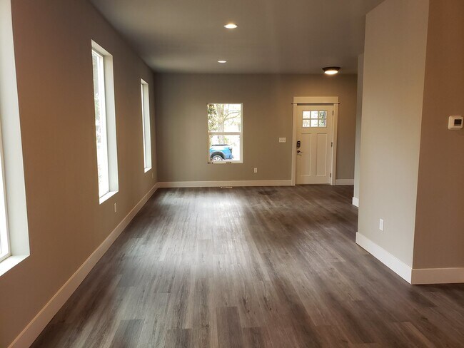 Foto del edificio - Newer 5 Bed, 3 Bath Home with over 3100+ s...