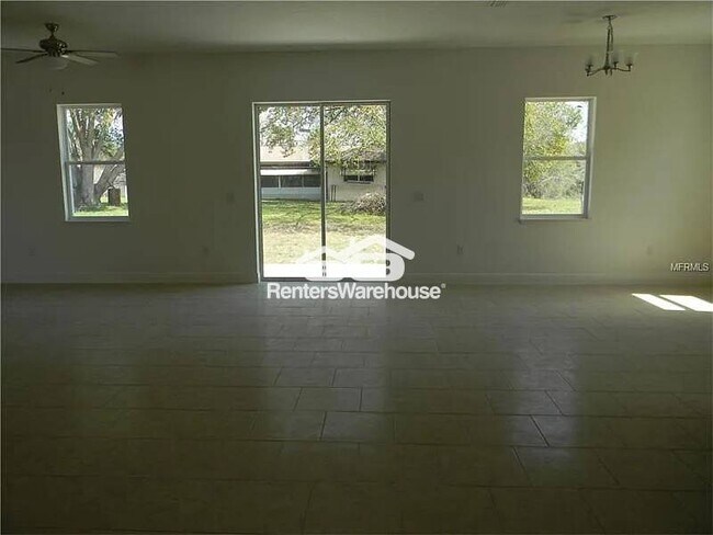 Building Photo - 701 Armadillo Dr