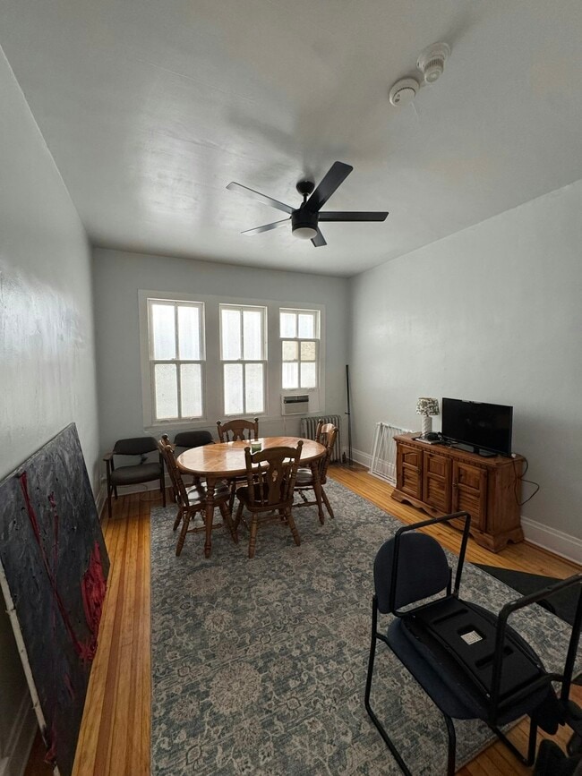 Building Photo - 109 1/2 East 6th Street, Unit 10