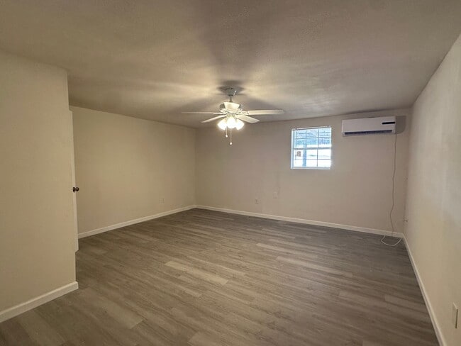 Building Photo - 501 Villa Dr