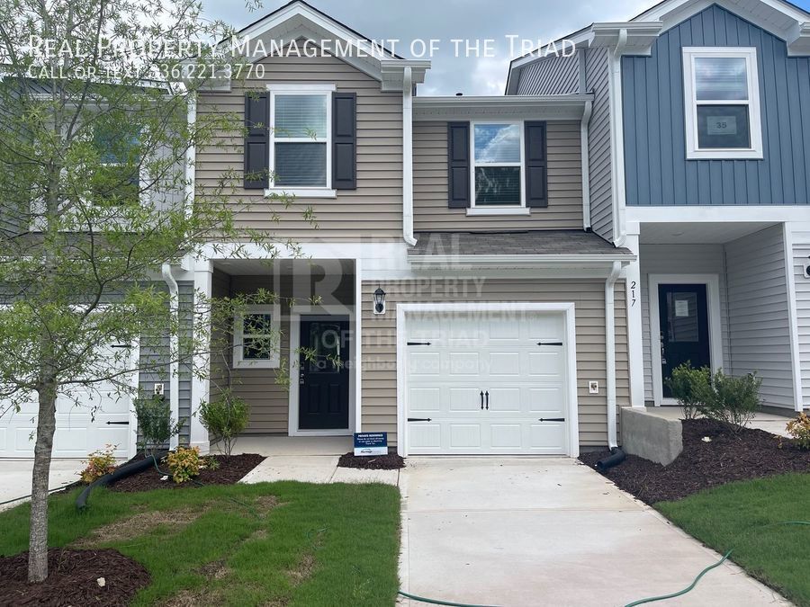 Primary Photo - Lovely 3 bedroom, 2.5 bath Townhouse - Bra...