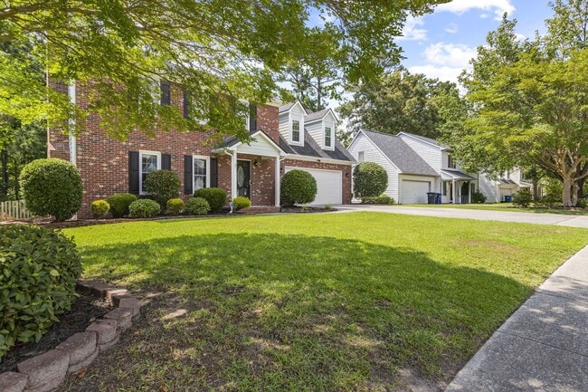 Building Photo - Inviting Jacksonville Home Near Shopping, Dining & Everyday Conveniences