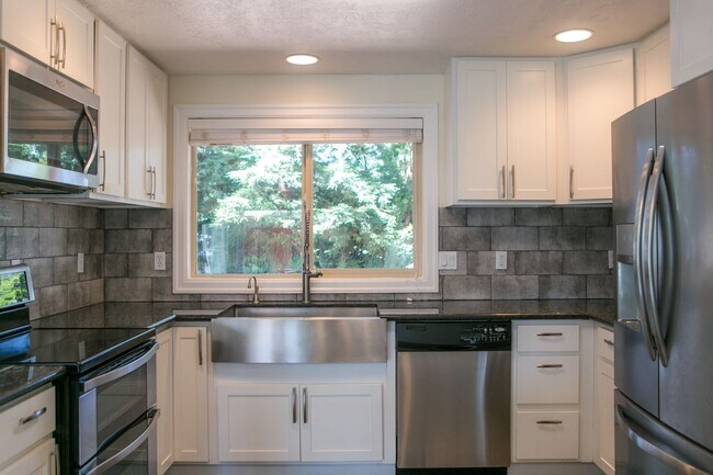 Foto del edificio - 4 bedroom 3 bath house for rent- Great location in Milwaukie, OR!