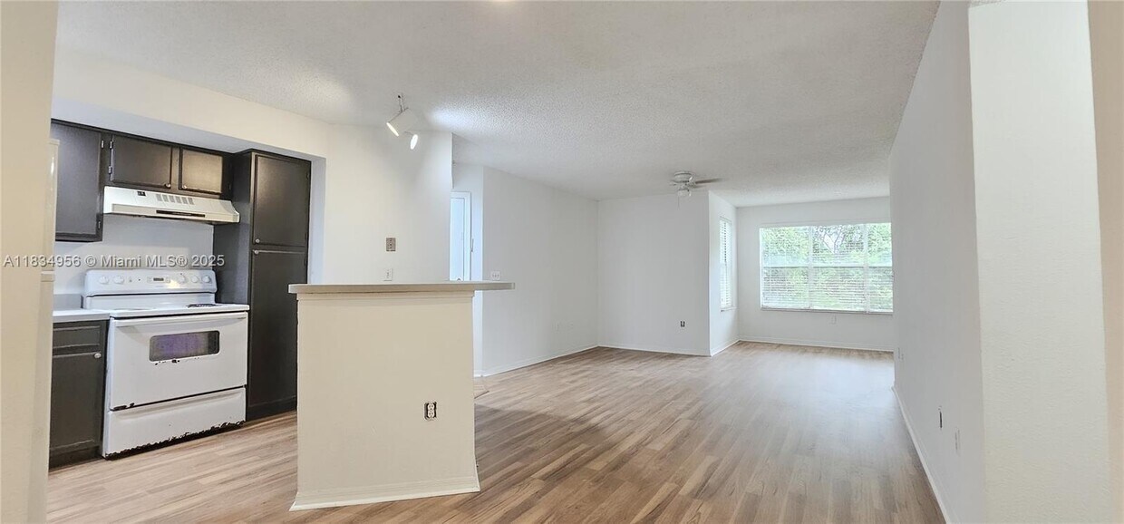 Foto principal - 1401 Village Blvd