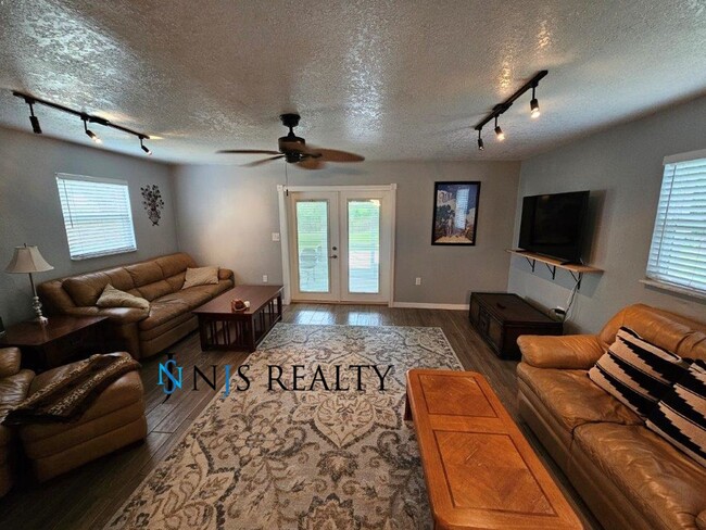 Building Photo - BEAUTIFUL 3/2/2 1400 Sq. Ft. with HUGE yar...