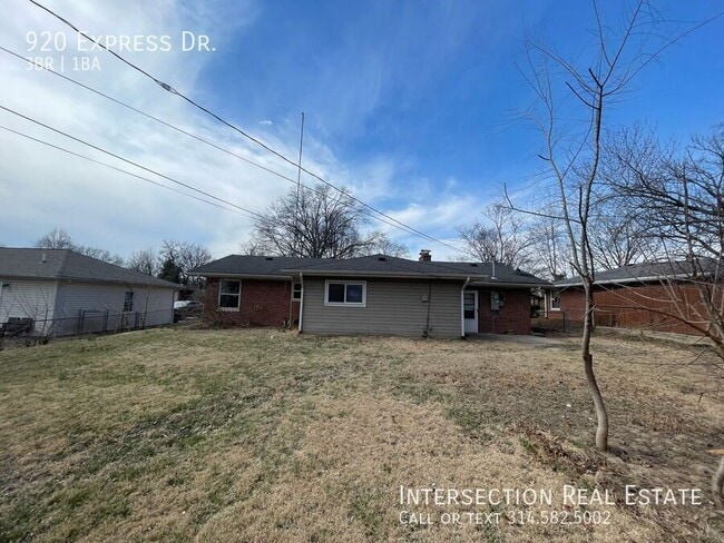 Building Photo - 920 Express Dr