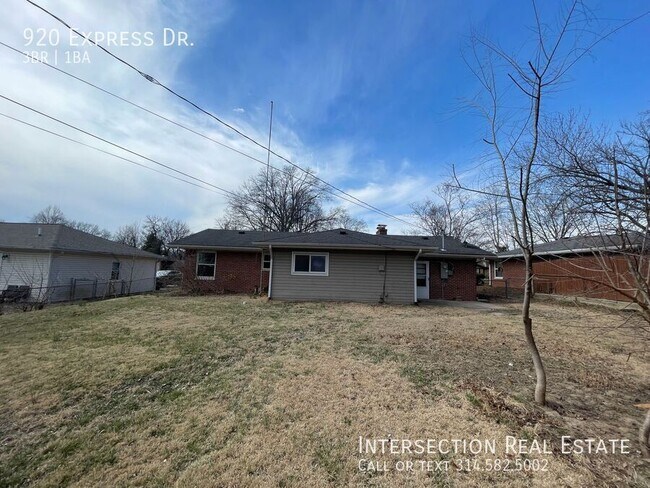 Foto del edificio - 920 Express Dr