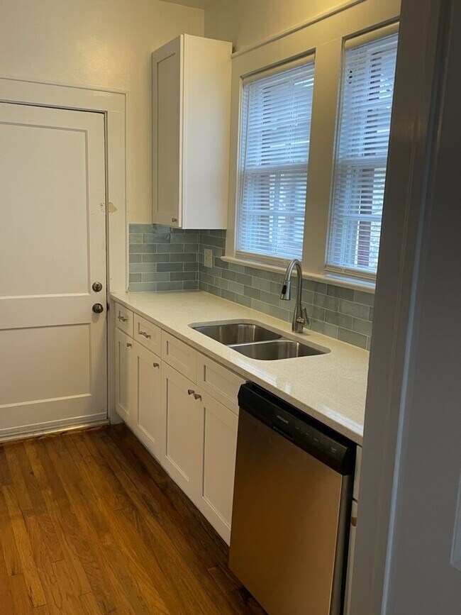 Foto del edificio - Newly Remodeled Historic 2/1 within a few ...