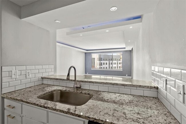Building Photo - 3481 Lakeside Dr NE