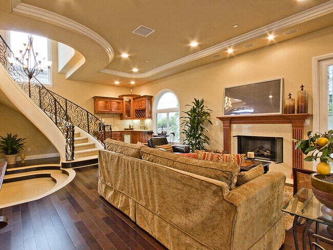 Building Photo - Spacious 3,224 Square Foot Townhouse!