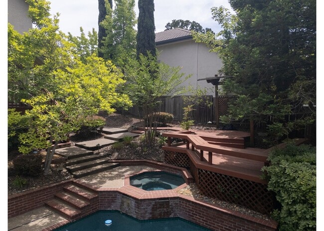 Building Photo - COMING SOON!!- 4bd 3ba two story home in e...