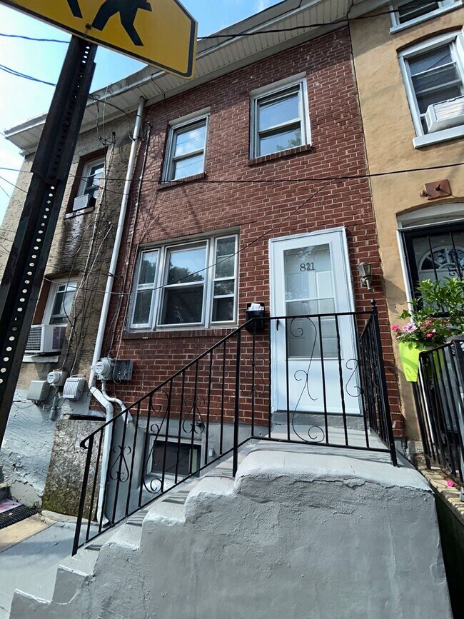 Building Photo - 821 Southard St