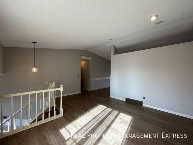 Building Photo - Charming 4 bed 2 Bath Home!