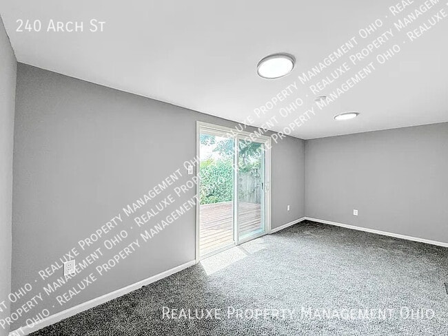 Building Photo - 240 Arch St