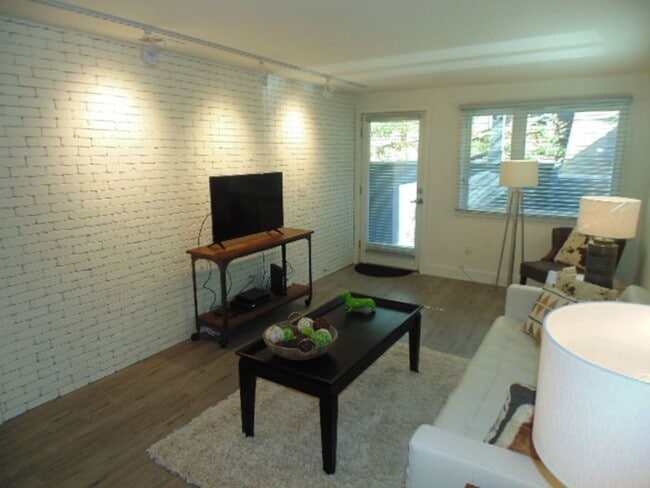 Building Photo - 2 Bedroom Loft Style Apartment in Downtown...