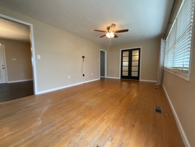 Building Photo - 3 bedroom/2 bath brick home in W. Morristown.