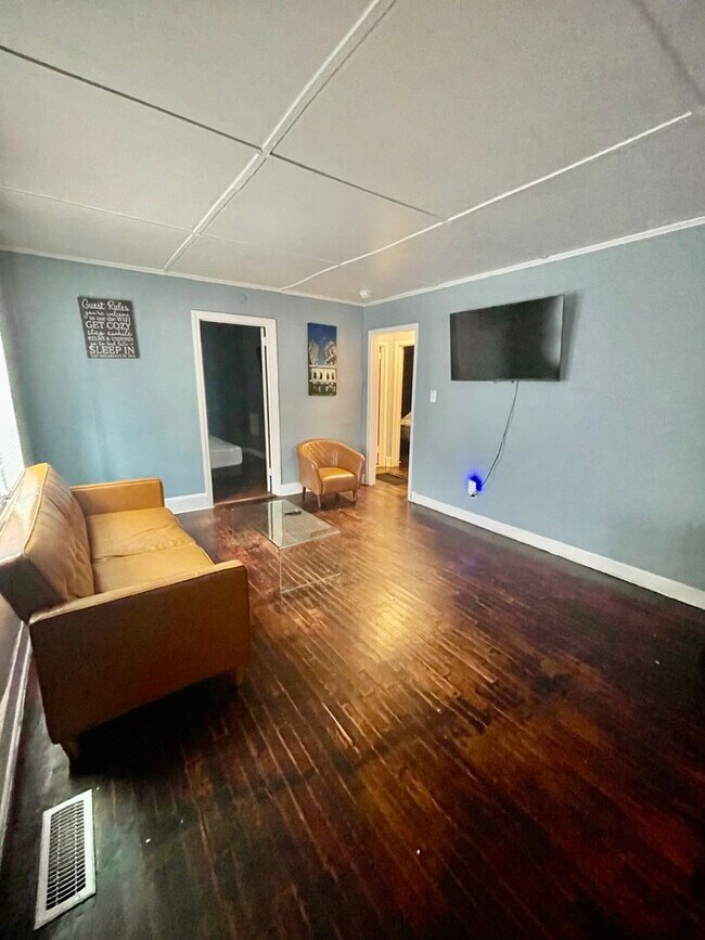 Foto del edificio - Welcome to this stunning 5-bedroom, 2-bath...