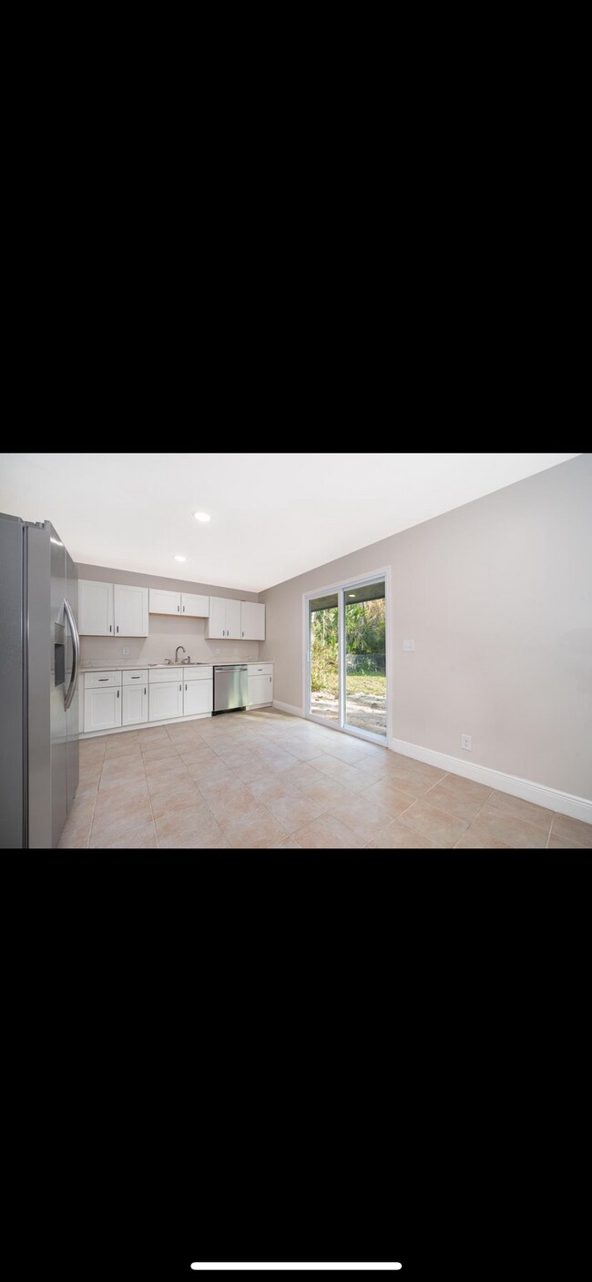 Building Photo - 731 Greenway Pl