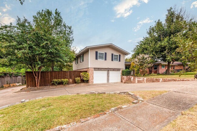 Building Photo - COVETED home in Lochwood Neighborhood!