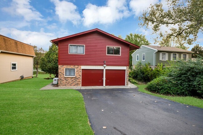Building Photo - 137 Hilltop Dr