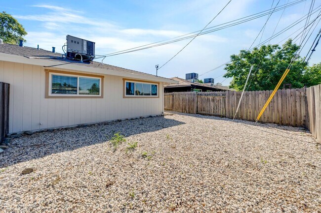 Building Photo - Updated Orangevale Duplex with Private Yard and Garage!