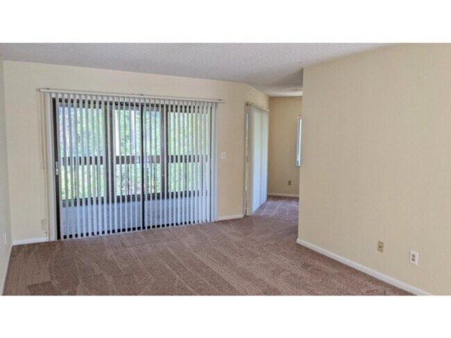 Building Photo - 34 Hembury Ln