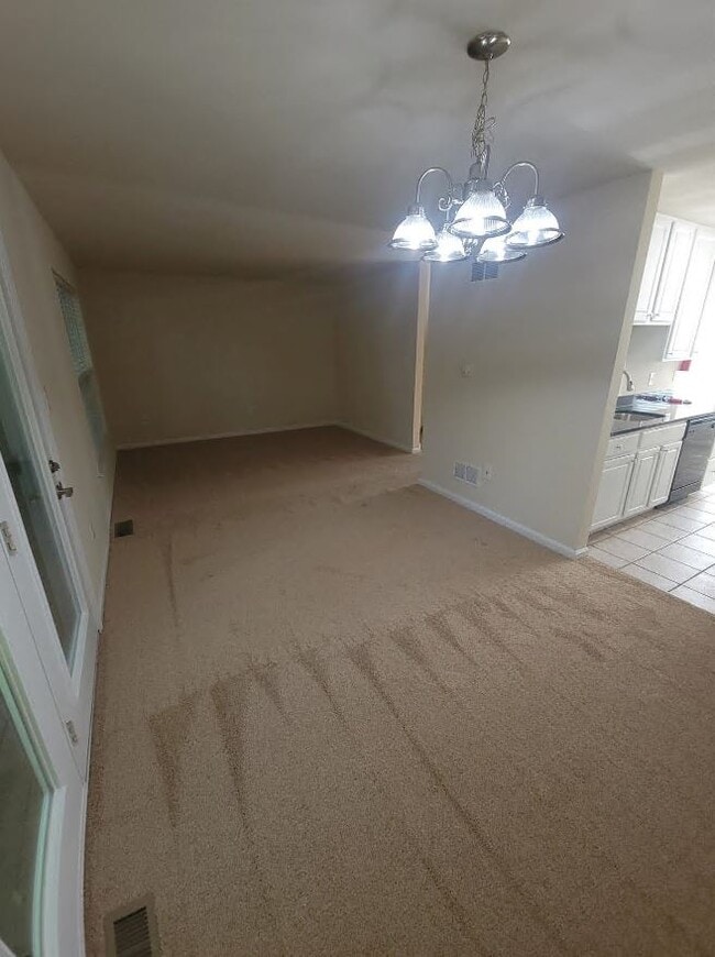 Comedor + Sala de estar - 527 Upland St