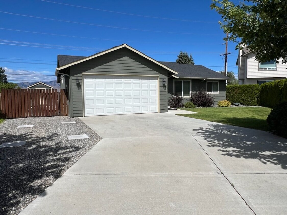 Primary Photo - Beautiful 3 bed/2 bath home with garage, a...