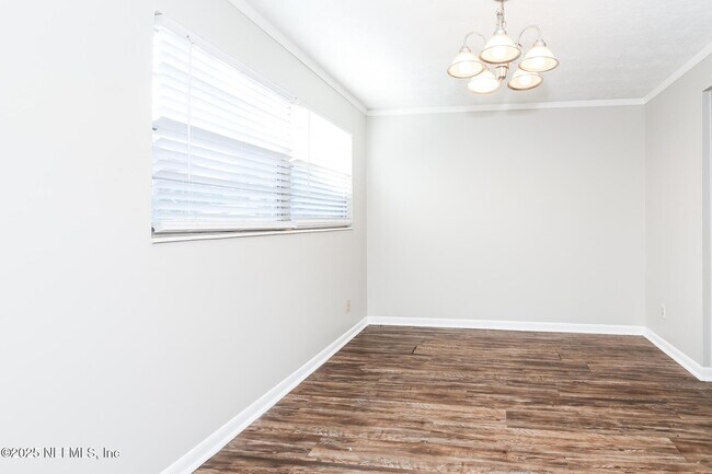 Building Photo - 10962 Luana Dr N