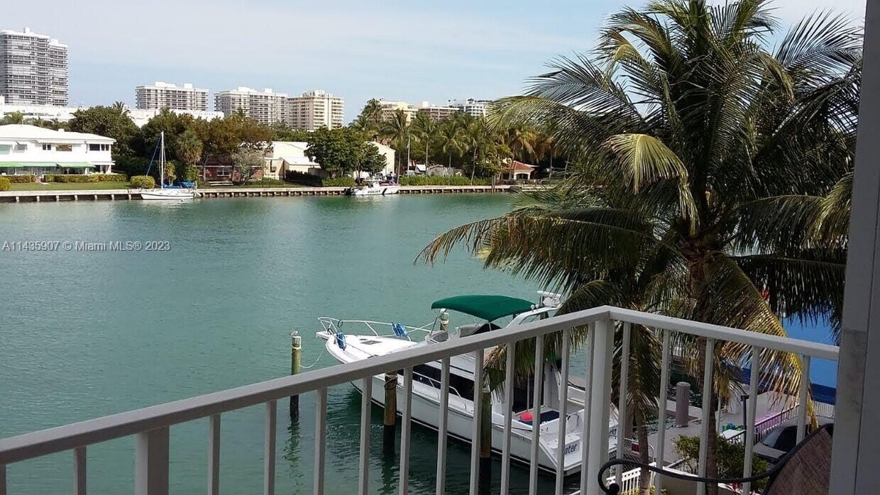 Foto principal - 9721 E Bay Harbor Dr