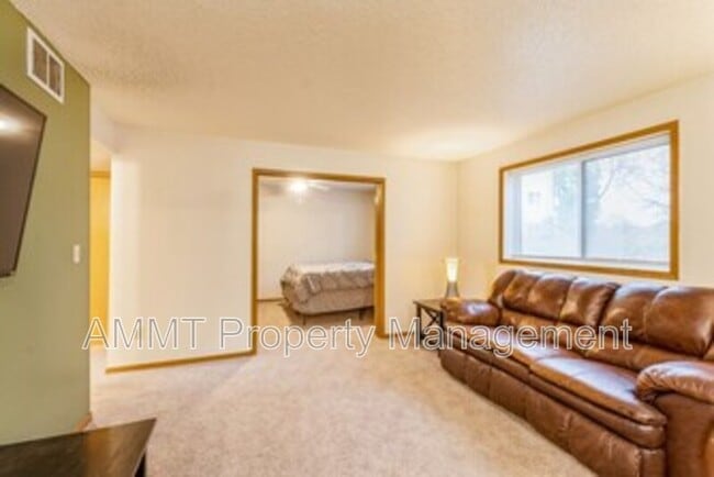 Building Photo - 808 Westwinds Dr