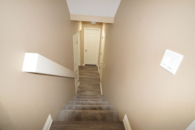 Building Photo - 3 Bedroom Townhome in Orange